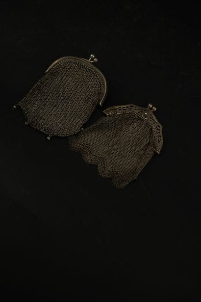 Deux porte monnaie en argent. En débris....