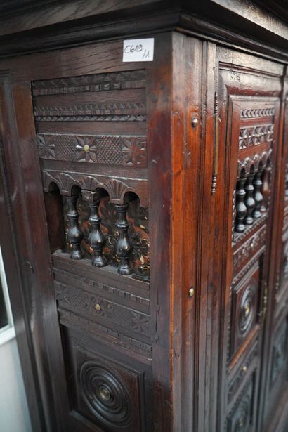 Armoire en bois teinté mouluré et sculpté...