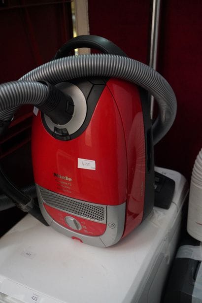 
Lave-linge Vedette ; aspirateur Miele ;...
