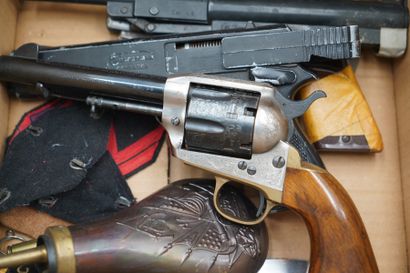Militaria : une poire à poudre ; deux pistolets...