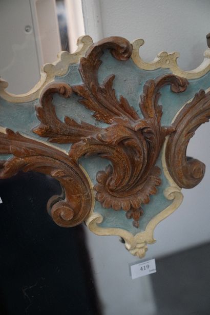Grand miroir en bois laqué à décor de rinceaux...