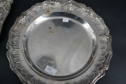 Deux plats en métal argenté, l'un rond, l'autre...