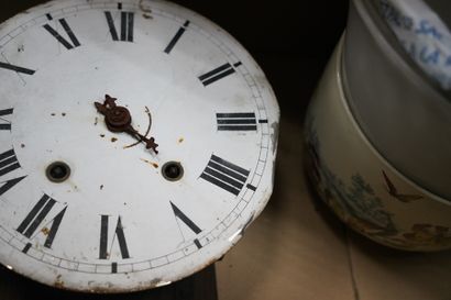 Deux mouvements de pendul, le cadran émaillé...