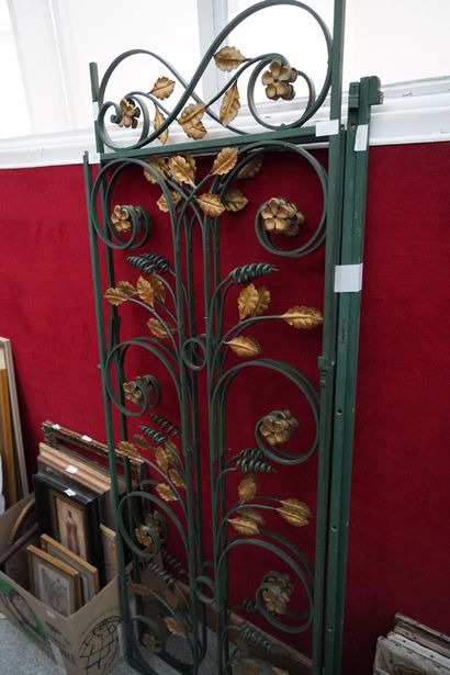 Paire de grilles en métal peint vert et doré,...