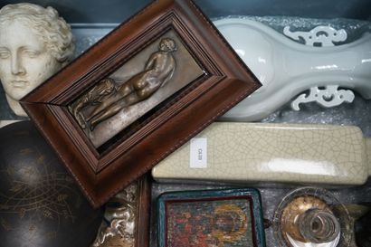 Réunion de vases en porcelaine dans la goût...