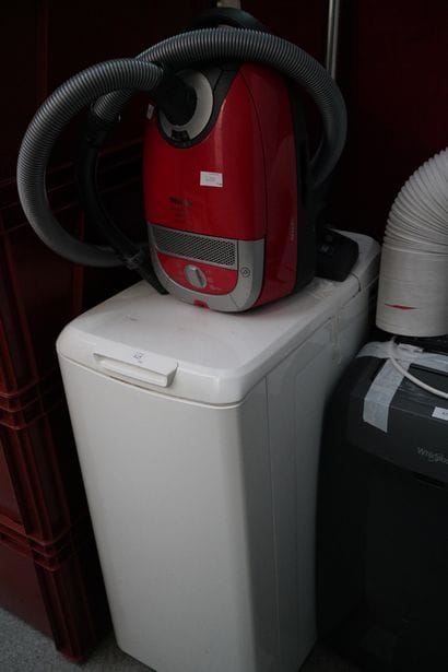 
Lave-linge Vedette ; aspirateur Miele ;...