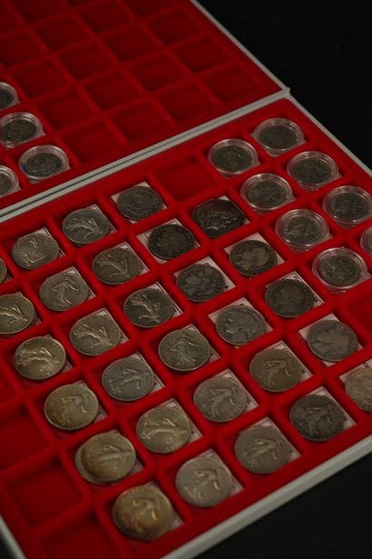 Ensemble de 46 pièces et 2 jetons en argent...