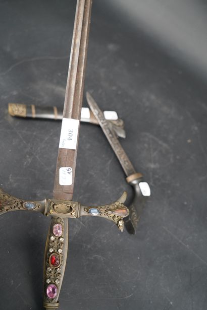 Epée en fer, le manche orné de pierres incrustées...