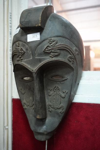 Masque dans le goût africain, à décor en...