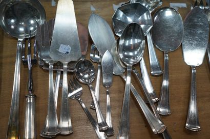 Importante ménagère de couverts en métal...