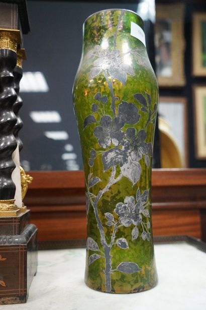 Paire de vases à décor de branchages fleuris...