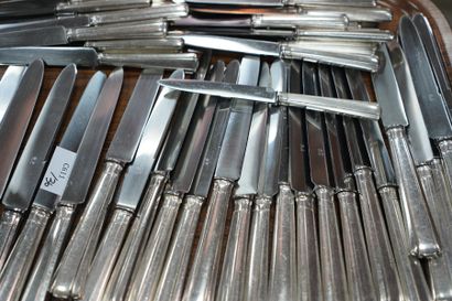 Importante ménagère de couverts en métal...