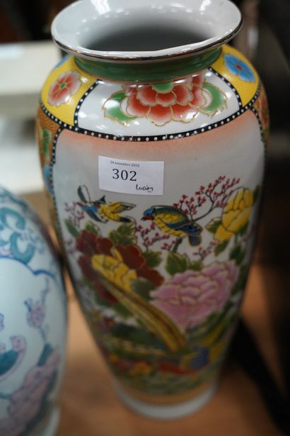 Lot de 3 vases dans le goût asiatique.