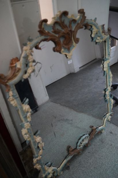 Grand miroir en bois laqué à décor de rinceaux...