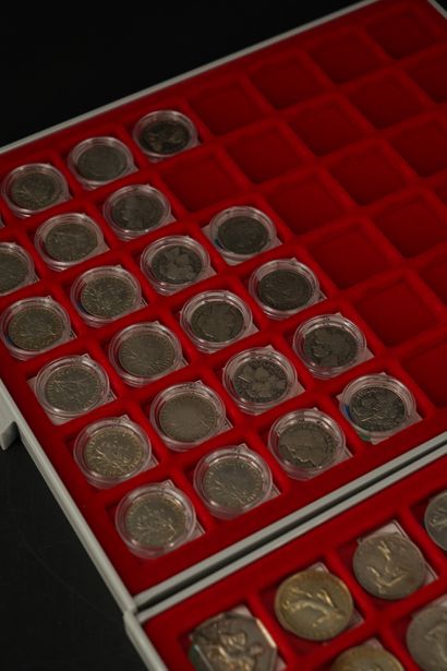 Ensemble de 46 pièces et 2 jetons en argent...