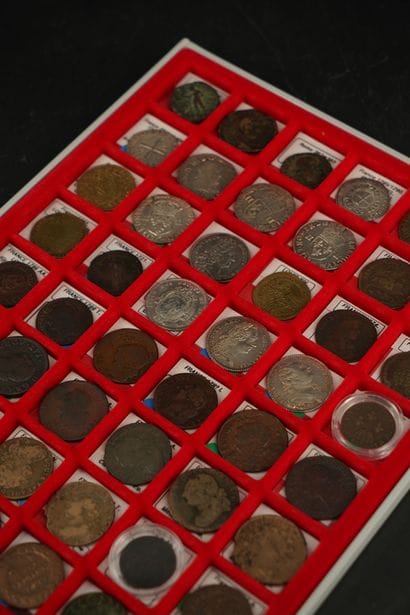 Intéressant ensemble de 49 pièces de l'antiquité...