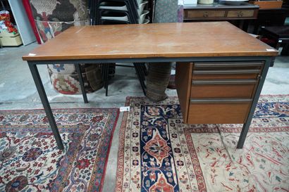 Bureau en chêne. Travail des années 1970....