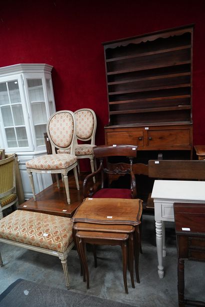 Réunion de meubles comprenant : une vitrine...