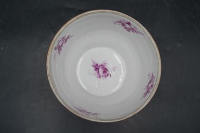 SEVRES, dans le goût de. Pot couvert en porcelaine...