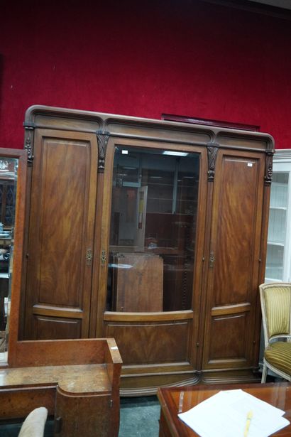 Dans le goût de Majorelle. Armoire en bois...