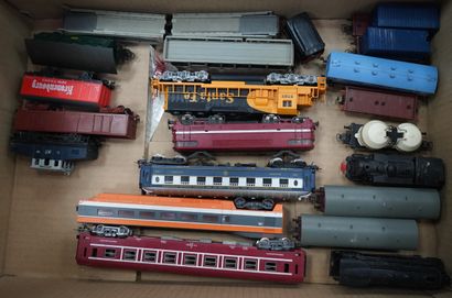 Réunion de wagons et voitures miniatures....