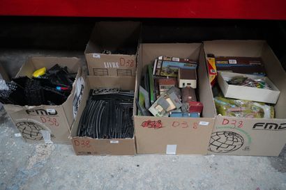 Réunion de jouets ; balles et raquettes ;...