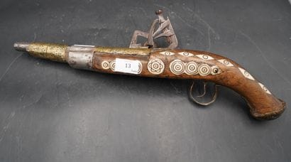 Pistolet en bois à incrustation d'os et plaques...