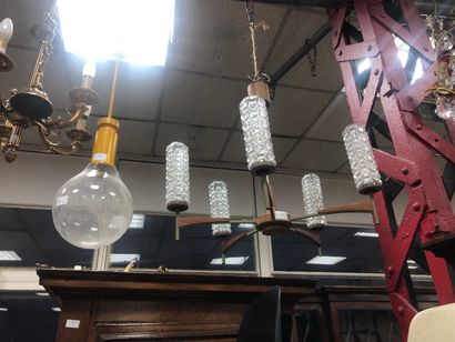 Un lustre en métal et imitation de bois,...