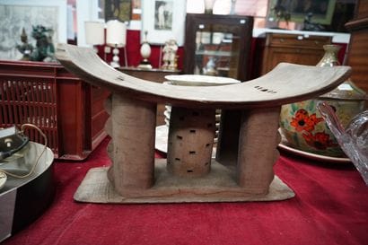 Tabouret en bois sculpté, dans le goût art...