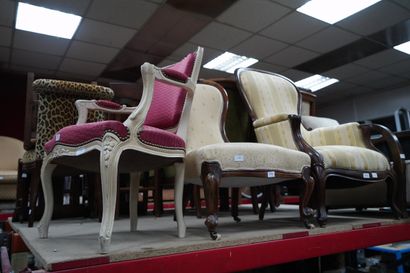 Fauteuil Voltaire en bois naturel mouluré,...