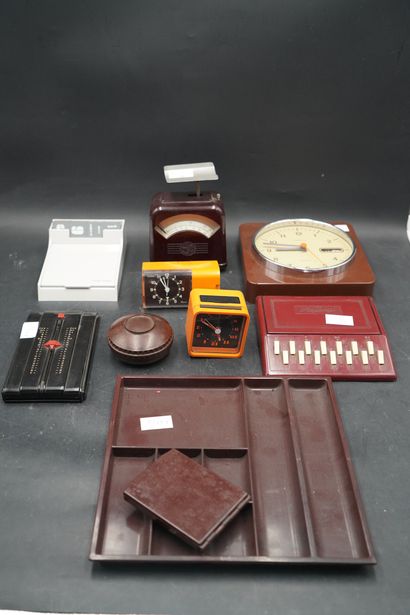 Réunion d'objets en bakélite, comprenant...