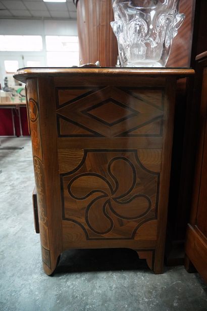 *Commode en bois plaqué ouvrant à quatre...