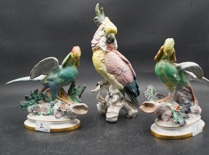 Réunion de trois statuettes en porcelaine...