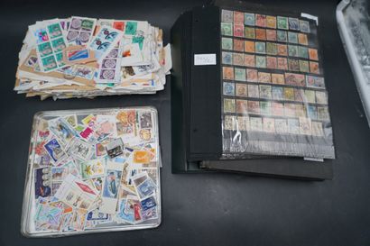 Réunion de timbres réunis dans deux albums....