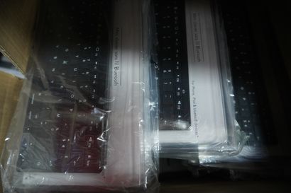Réunion de caviers bluetooth. 10 cartons...