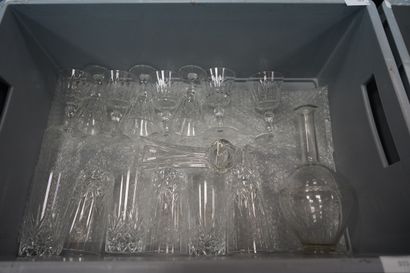 Réunion de verre à pieds en cristal taillé...