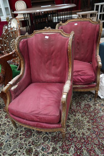 Paire de bergères à oreilles en bois doré...