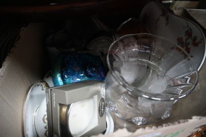 Partie de service de table en porcelaine...