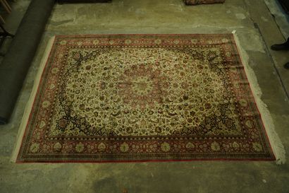 *Tapis d'Orient en laine et soie à décor...