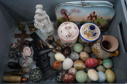 Réunion d'assiettes décoratives et de pots...