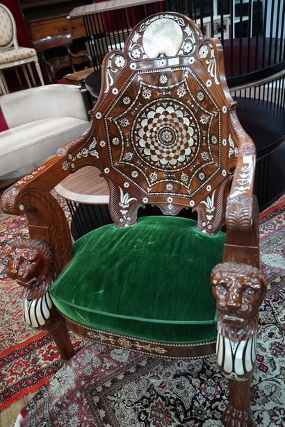 *Fauteuil d'apparat en bois mouluré et incrustations...