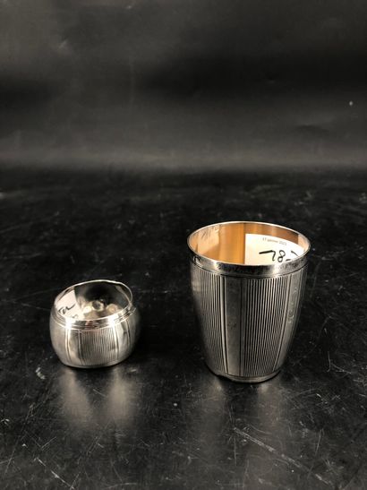 Une timbale et un rond de serviette en argent,...