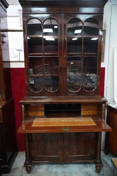 Bureau scriban en bois teinté, ouvrant par...