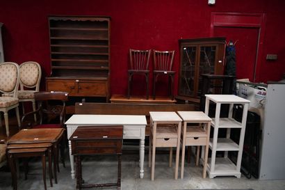 Réunion de meubles comprenant : une vitrine...