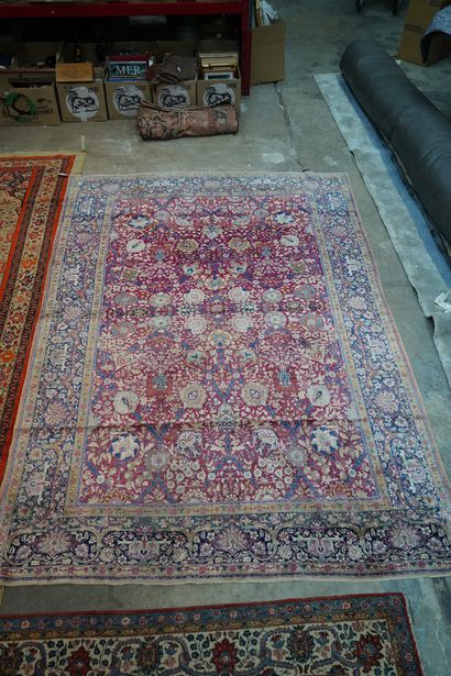 *Tapis d'Orient en laine et soie à décor...