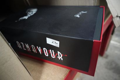Réunion de DVD et CD. 3 cartons et un coffret...