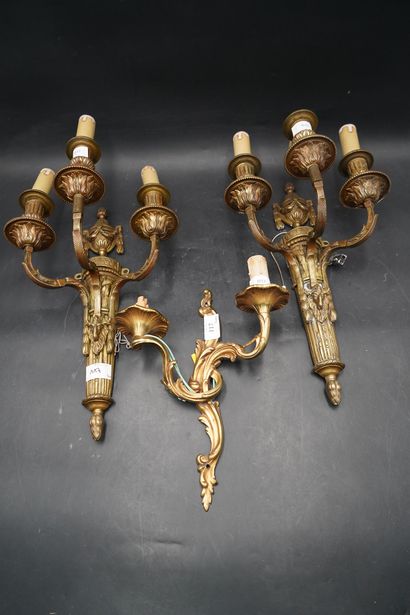 Paire d'appliques en métal doré à trois lumières...