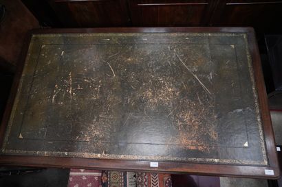 Bureau rectangulaire en bois patiné, le plateau...