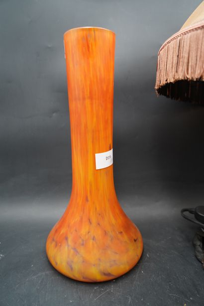 Lampe en métal ajouré à décor feuillagé,...