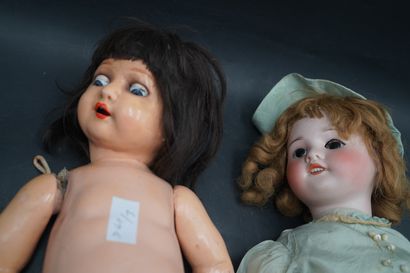 Deux poupées désarticulées. En l'état.